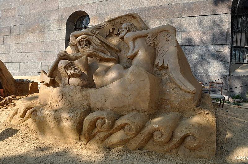 Sand Festival в России: скульптура борьбы с драконом у каменной стены